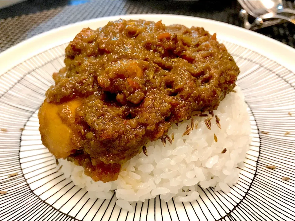 実家お土産用のおろし玉ねぎチキンカレーの図🍛玉ねぎでドロドロなので非常に舞祭組な写真になりましたわ🤣|にゃあ（芸名）さん