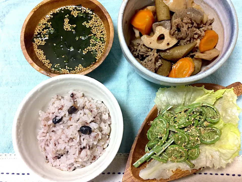 牛肉&根菜煮、こごみのゴママヨしょうゆ、ワカメスープ|jackybeanさん