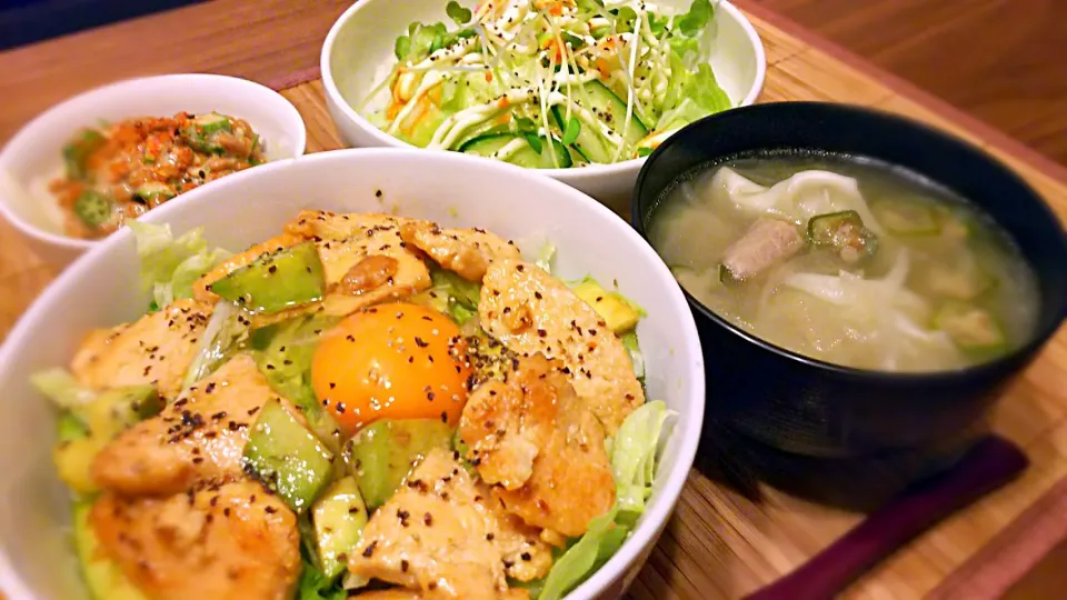 鶏ﾑﾈとｱﾎﾞｶﾄﾞの
ﾆﾝﾆｸ&ﾜｻﾋﾞﾎﾟﾝ酢炒めどーん
の晩ごはん✨|kaz(*･ω･)さん