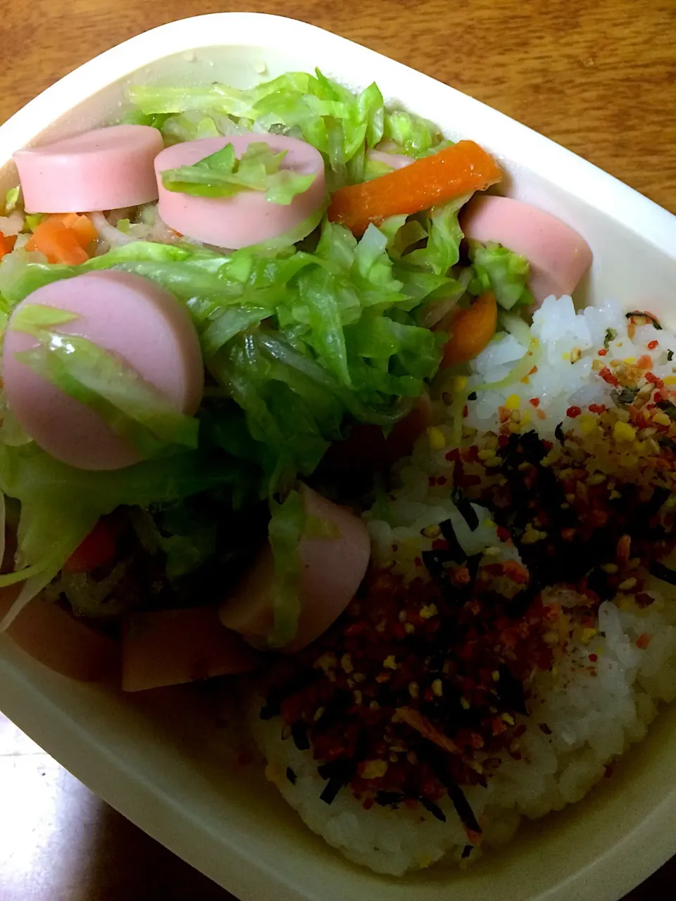 夕食手作り弁当です。手作りキャベツ魚肉ソーセージ春雨炒めです。|大迫里奈さん