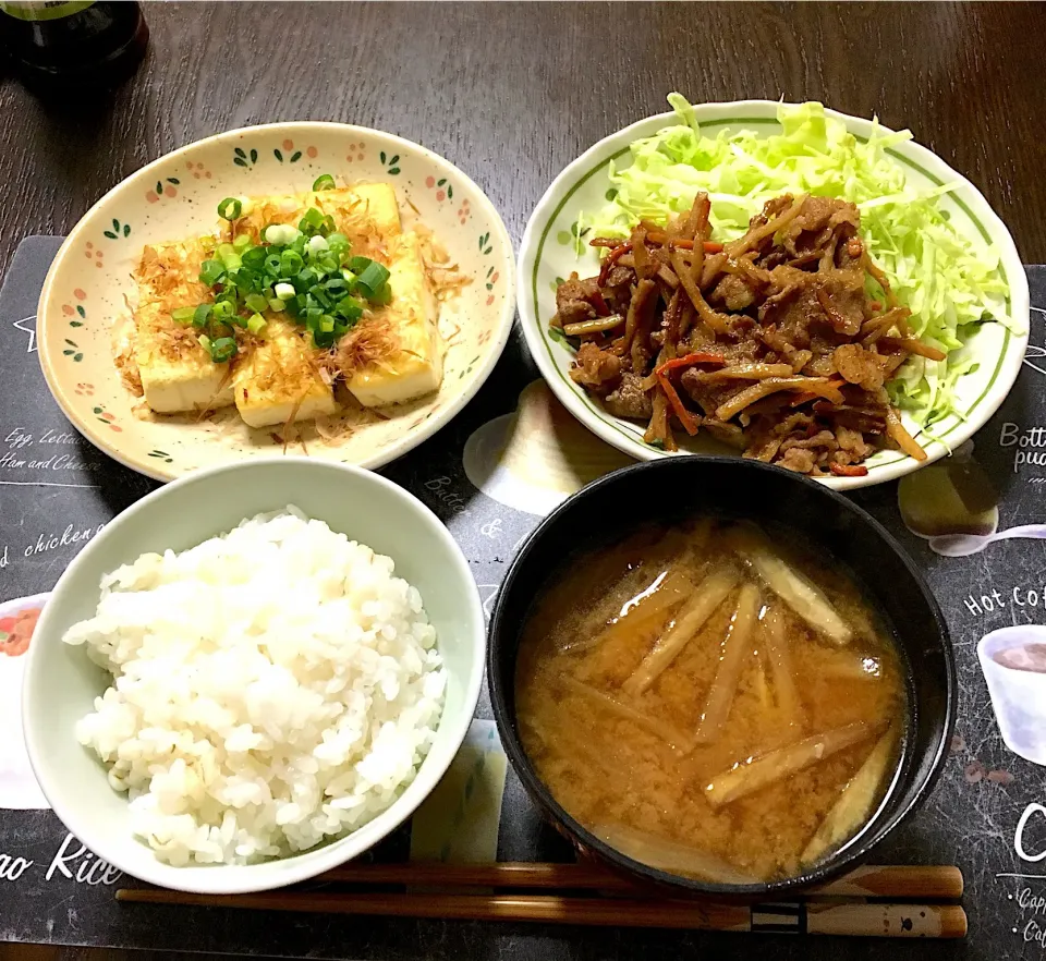 牛肉とゴボウと人参の味付け炒め、豆腐ステーキ、大根と油揚げの味噌汁、麦入りご飯(*^｡^*)|ライムさん