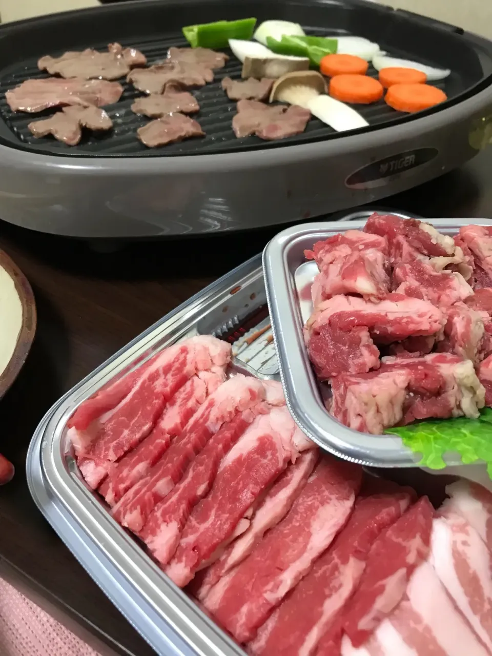 Snapdishの料理写真:5月6日晩ご飯。お肉セットが安かったので焼肉😆
床が油でツルツルしてます😅|あやさん