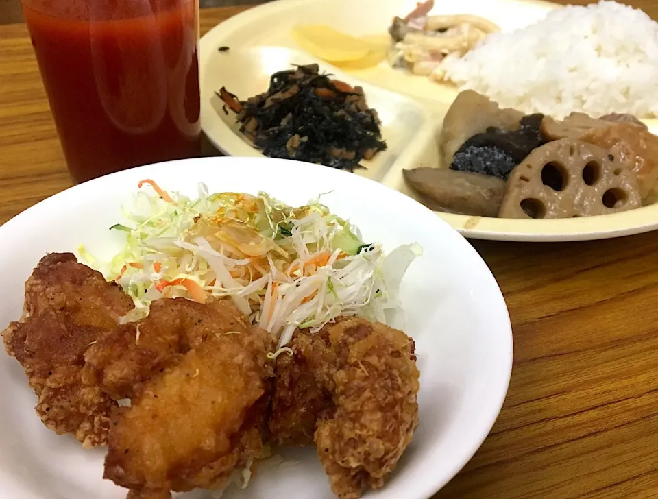 本日の賄い 晩ごはん⭐️⭐️🔆 鶏唐揚げ  根菜の煮物  ひじき煮  ポテサラ  沢庵漬け トマトジュース|ぽんたさん