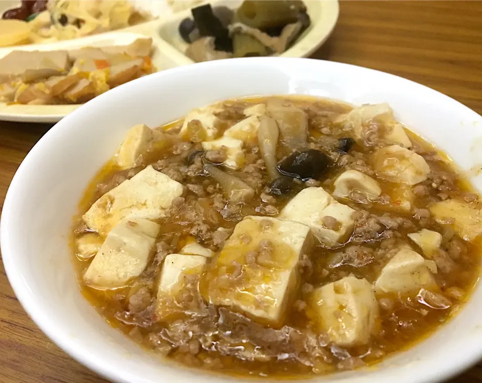 Snapdishの料理写真:本日の賄い  晩ごはん⭐️⭐️🔆 麻婆豆腐 ふきの煮物 竹輪等の煮物  ポテサラなど|ぽんたさん