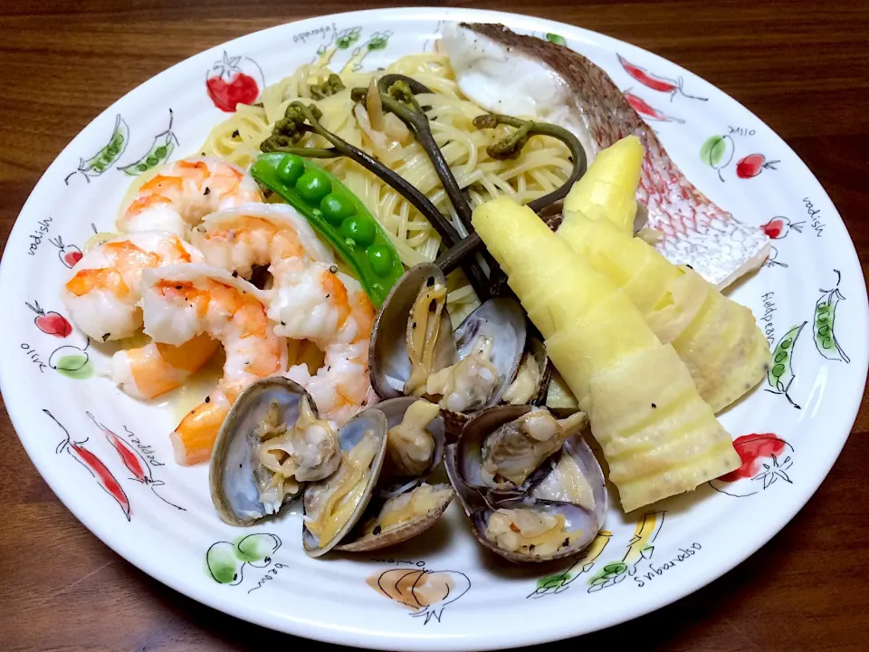 Snapdishの料理写真:鯛アサリ海老と春野菜の豪華パスタ🍝🦐💐 たっぷりオリーブ油と白ワイン蒸し仕上げ🍾🌸  #ぱぴこ家fromかぴかぴさん|ぱぴこ家さん