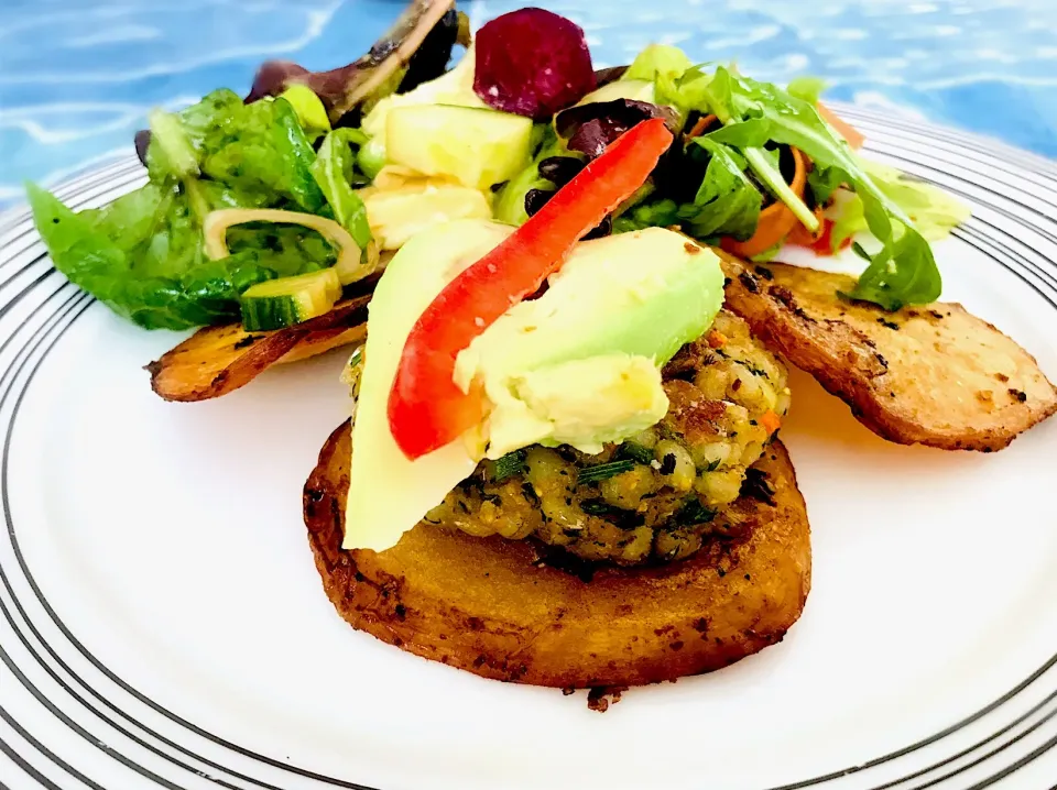 Vegetarian lunch - Barley, cheese, spinach and onion patty and toasted sliced potatoes with salad.
#Vegetarian #lunch #healthy #barley #cheese #spinach #onion #|Sergio Lacuevaさん