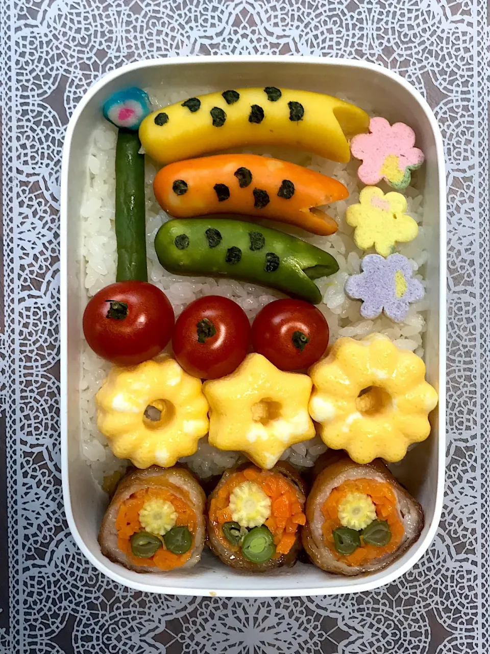 Snapdishの料理写真:やばいね、怒られること間違いなし弁当だね💦トマト🍅、卵🥚、肉巻き🌼の配置を綺麗に並び替えたい💦|RKさん