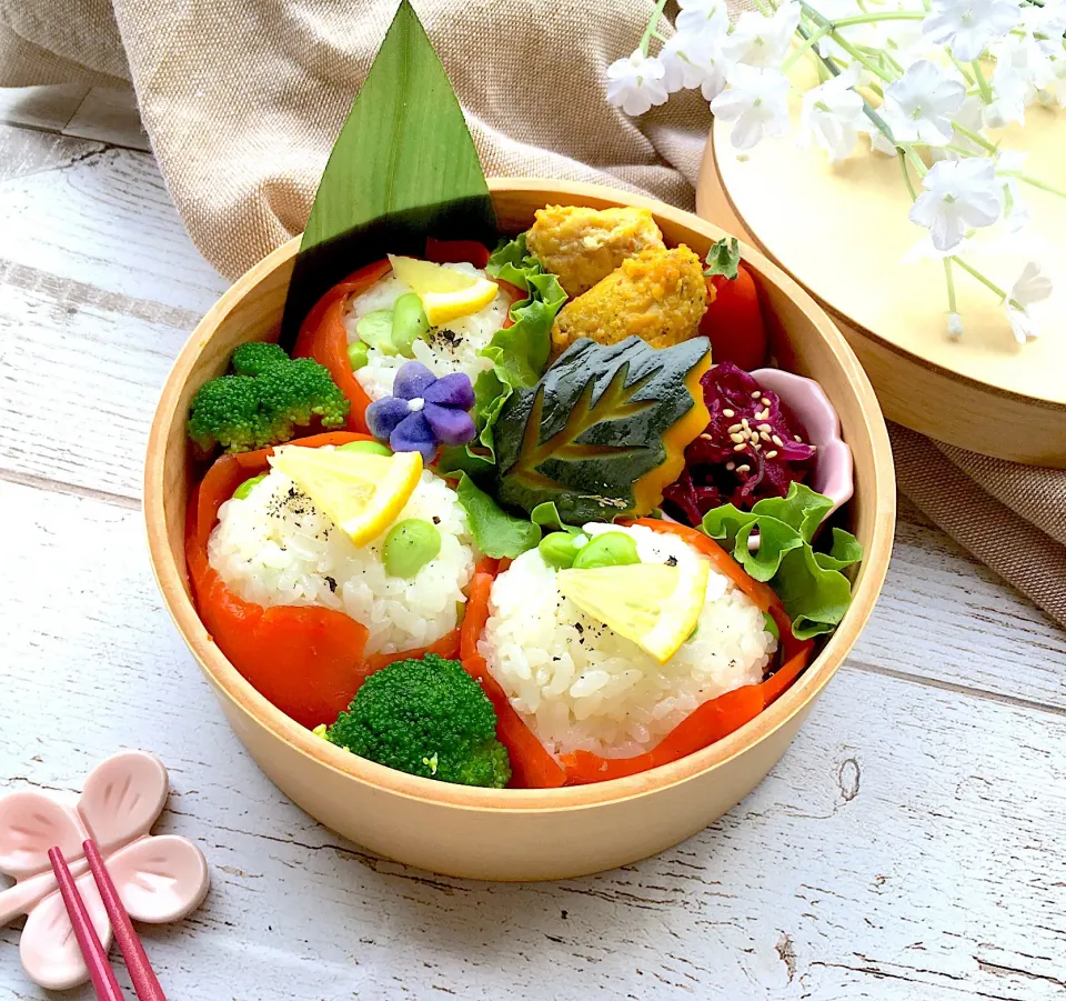 Snapdishの料理写真:枝豆ご飯のスモークサーモンおにぎりのお弁当|yukino_72さん