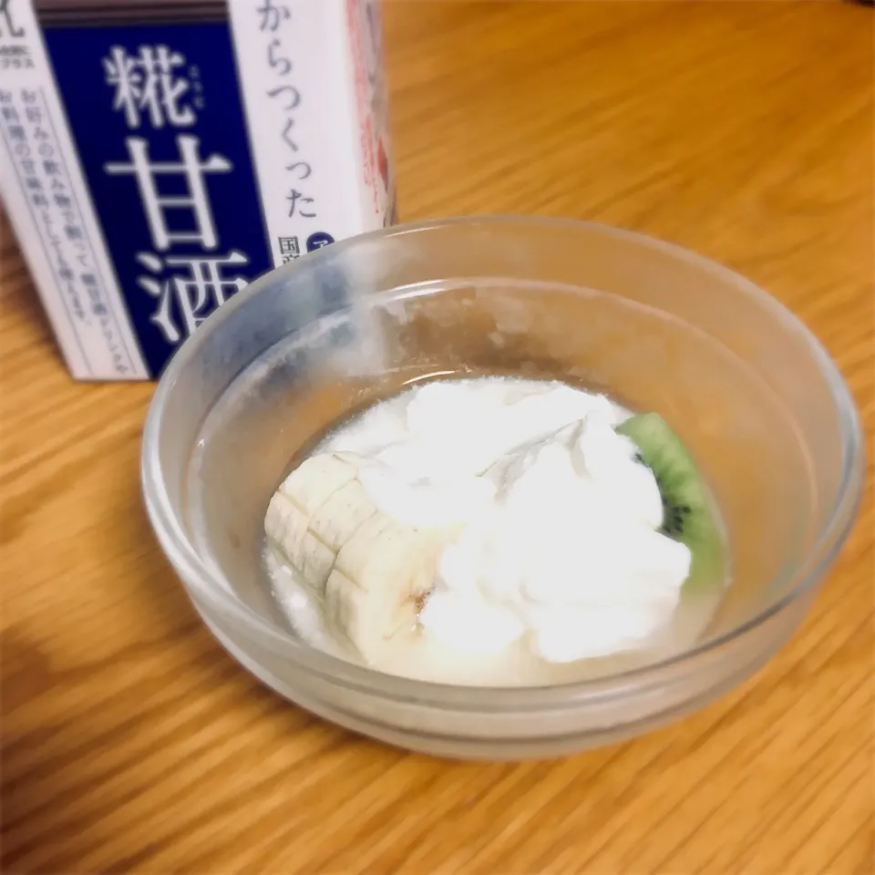 朝のフルーツヨーグルトwith甘酒🍌🥝今日はバナナとキウイ🌈|chiakiさん