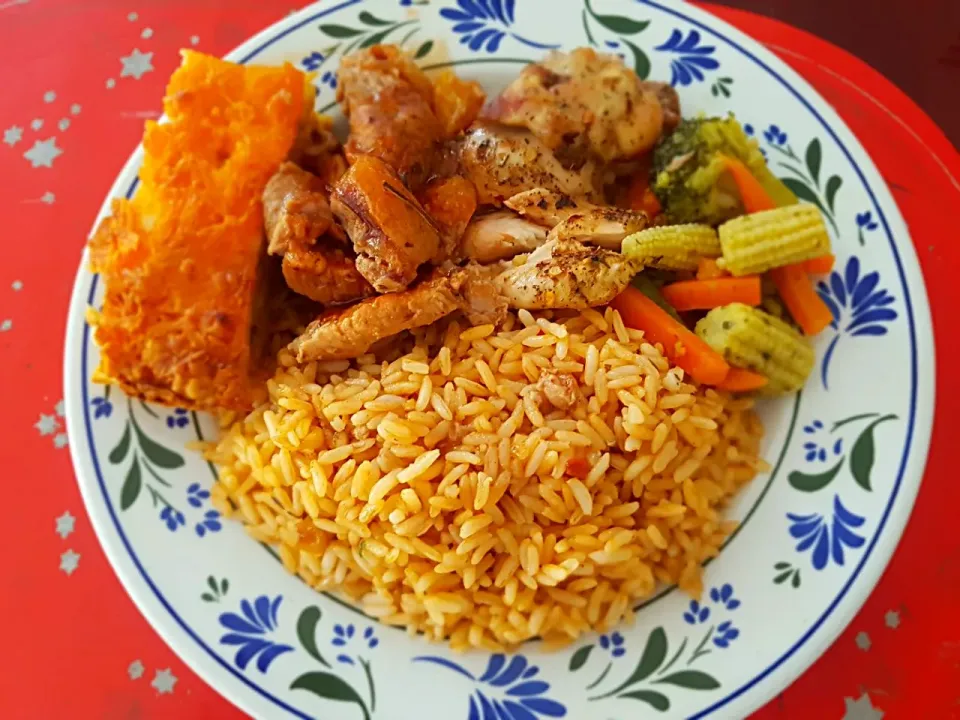 Baked Boneless Chicken Thighs Corn in Rice with Orange Rosemary Bar B Q Ribs Baked Mac n Cheese and Steamed Veggies.|Juan Simmsさん