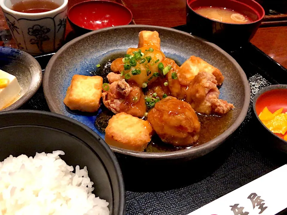 Snapdishの料理写真:【日替定食】鶏と豆腐の揚げおろし煮を頂きました。|momongatomoさん