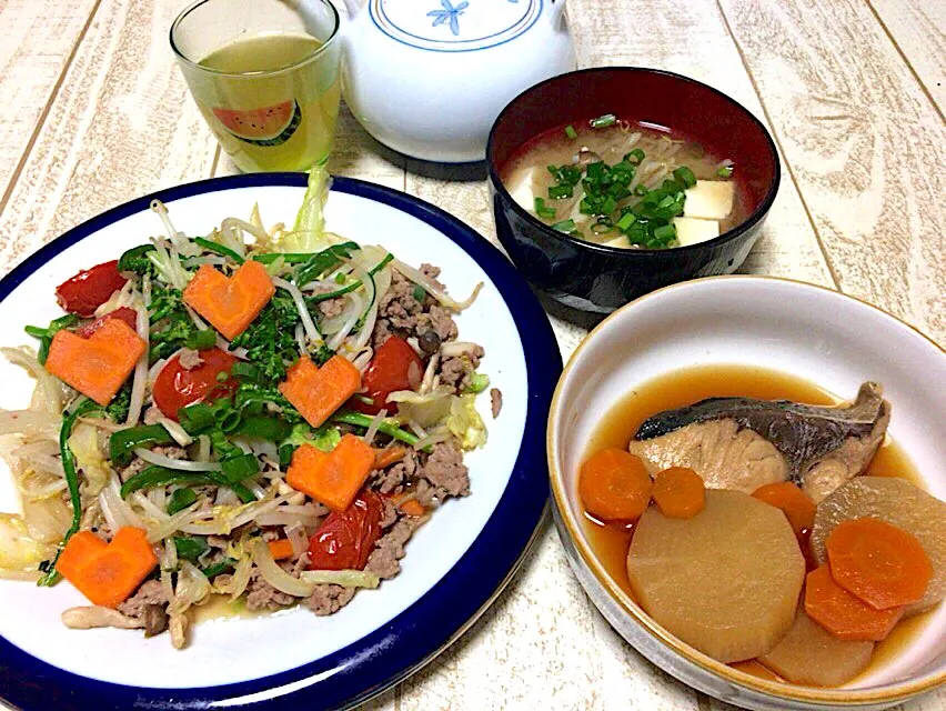 Snapdishの料理写真:今日の男飯(｡-_-｡)愛情たっぷりの野菜炒め🥦&鰤大根&もやしとしめじと豆腐の味噌汁♫|ひーちゃんさん