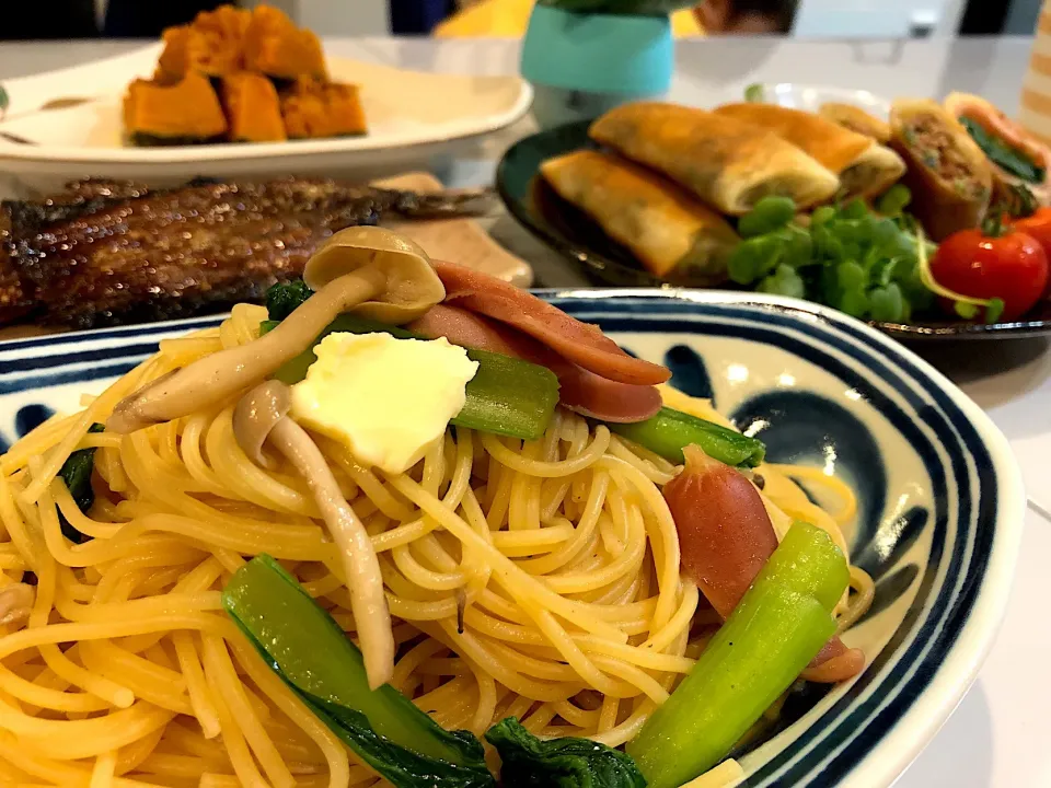 小松菜としめじのバター醤油パスタ🍝&揚げ焼き春巻き✨|ハマちゃんさん