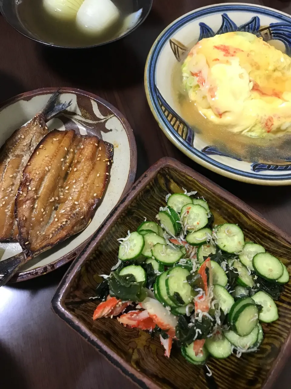 5月7日晩ご飯。レンジでかに玉、いただいた何かの魚の開き、酢の物、玉ねぎスープ。|あやさん