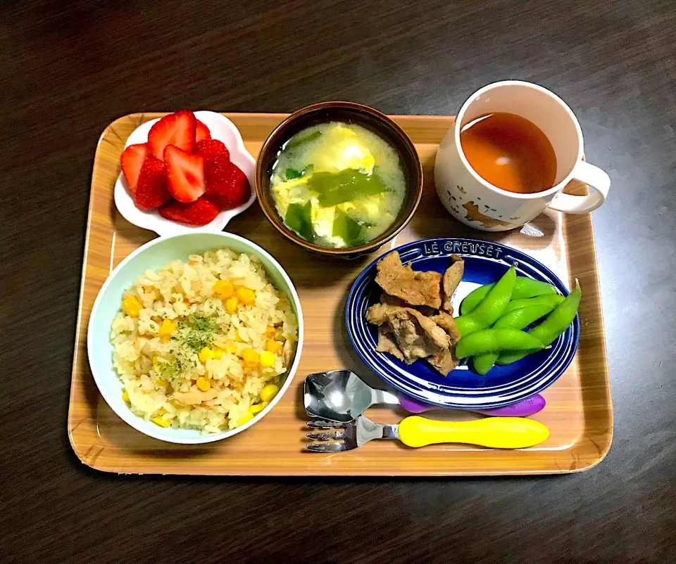 5/7❁息子 夜ごはん⭐️🍴
ツナとコーンバター醤油炊き込みご飯
たまごとワカメの味噌汁
焼き肉🐷
枝豆
いちご🍓
麦茶|つんさん