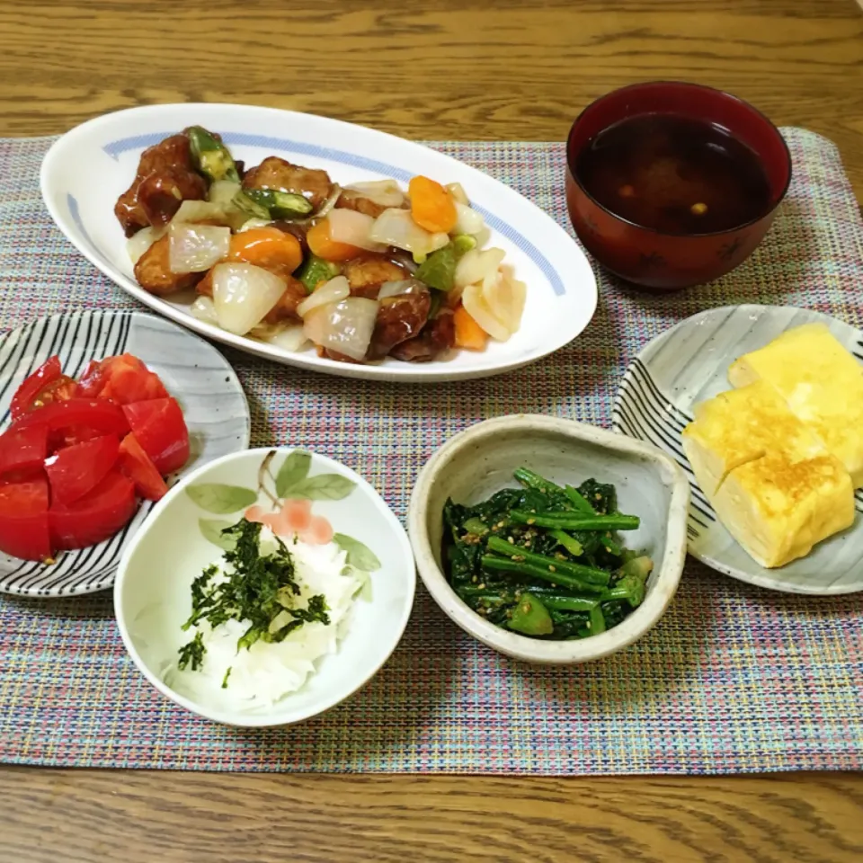 酢豚・しめじとえのきの味噌汁・出汁巻玉子・ほうれん草の胡麻和え・長芋千切り・トマト|美也子さん