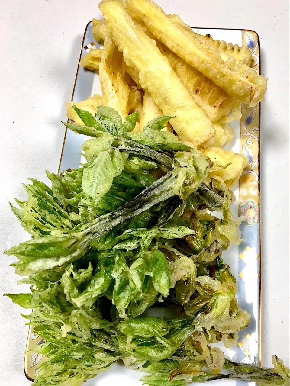 Eating edible wild plants in the springtime is pure enchantment.
Koshiabura & Hachiku Tempura|gonbenさん