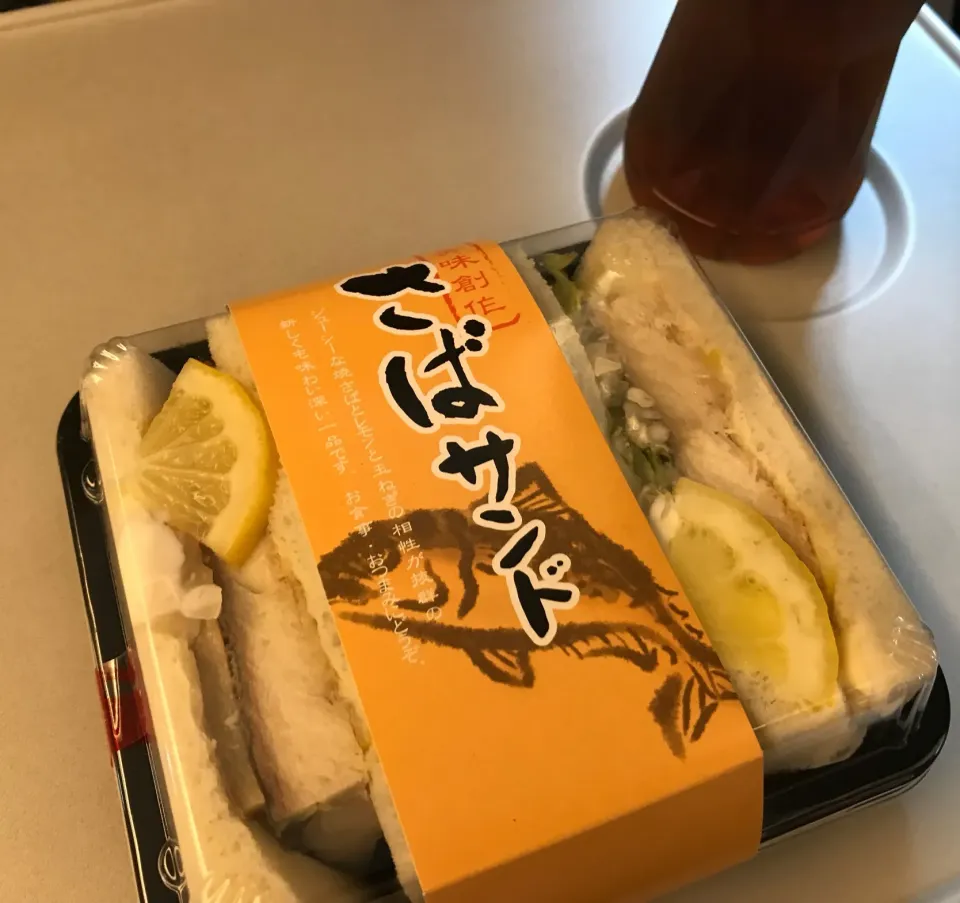 Snapdishの料理写真:さばサンド🐟と黒烏龍茶|buhizouさん