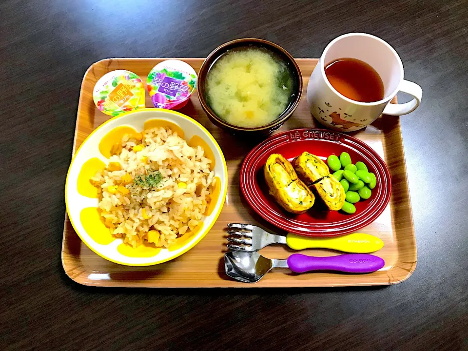 Snapdishの料理写真:5/8❁息子 朝ごはん☀️
ツナとコーンバター醤油炊き込みご飯
あおさとチーズ卵焼き
お味噌汁
枝豆
お野菜ゼリー2個
麦茶|つんさん