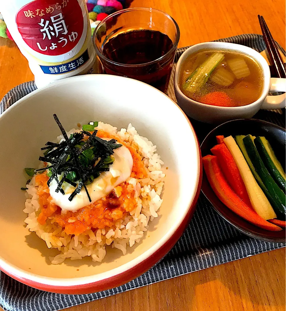 温泉卵のせサーモン丼と野菜スープ野菜の酢漬けで昼食🥢|まどさん