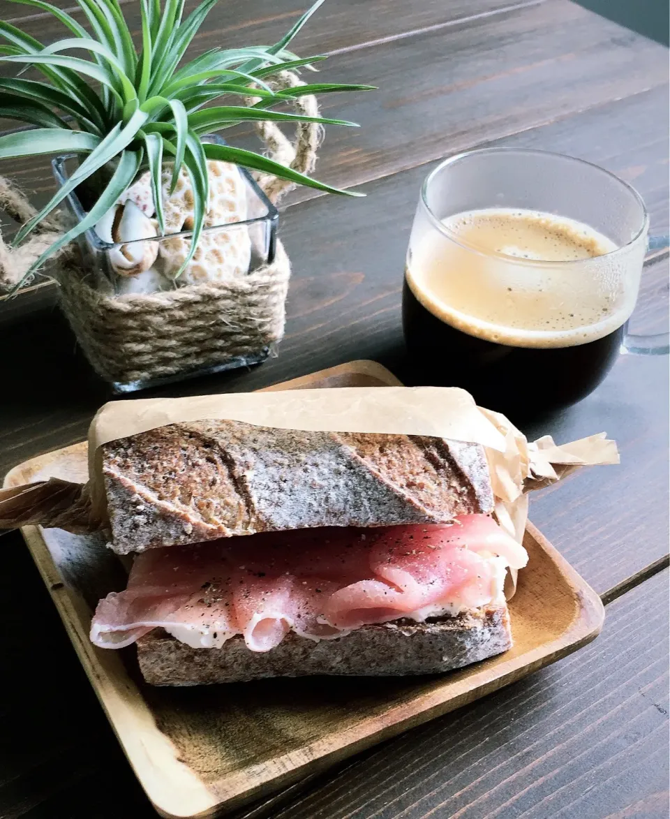 Snapdishの料理写真:生ハムとクリチのバゲットサンド🥖|SAORIさん