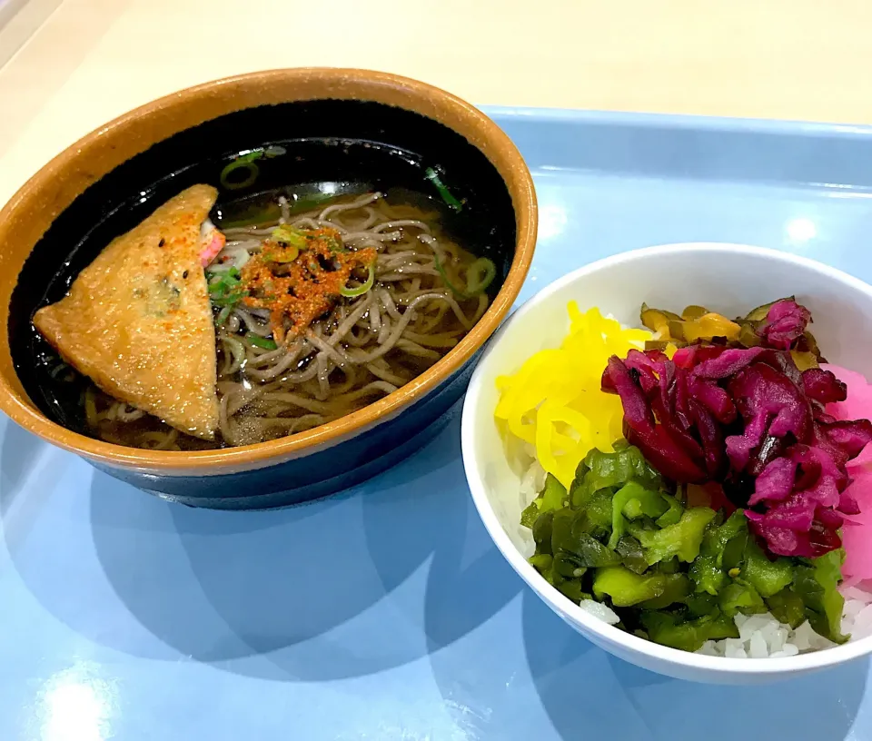 昼餉は某家電メーカー恒例のバイキング五色漬物丼と、全てが持ち上がる団子蕎麦で御座いますわ🤣なんで持ち上がるの？それほ、蕎麦茹でて丼に入れて放ったらかしにするからだよ〜♪|にゃあ（芸名）さん