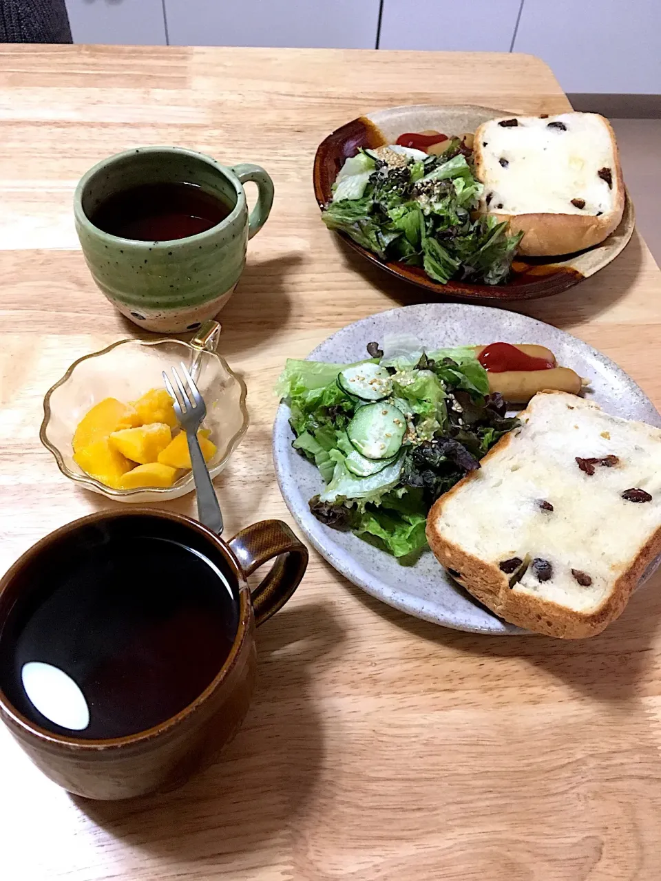 Snapdishの料理写真:朝ごはんプレート(*p'∀'q) 

朝焼きぶどう食パン🍞
昨日からハマってるグリーンサラダ
ボイルウインナー
マンゴー
ルイボスティー|さくたえさん