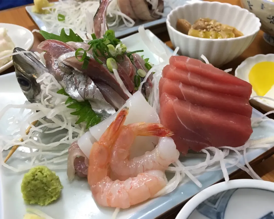 Snapdishの料理写真:営業マンの昼ごはん☀️☀️☀️
上刺身定食   だが  なんとお得な1300円(｡☉∆☉)ﾜｧｵ☆   まぐろ 鯵 イカ 甘エビ 破竹の煮物 味噌汁 香物 白飯|ぽんたさん