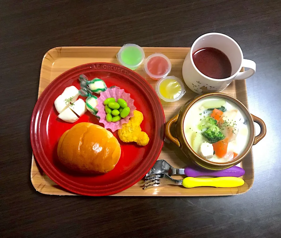 Snapdishの料理写真:5/7❁息子 夜ごはん⭐️🍴
具沢山シチュー🥦
バターロール
ミッキーのチキンナゲット
枝豆
チーズかまぼこ
ミニゼリー3個
紫の野菜ジュース|つんさん