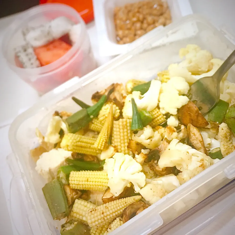 お弁当♪野菜と鶏むね肉・納豆・果物|キノコ🍄さん