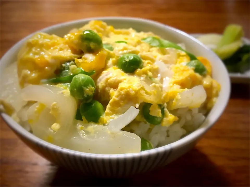 Snapdishの料理写真:えんどう豆と新玉ねぎの卵とじ丼|ユーキャンさん