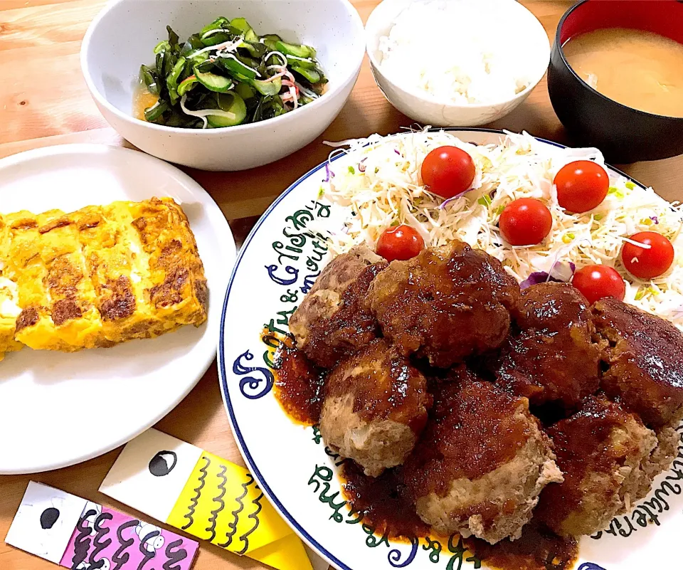 豆腐ハンバーグ🍴ワカメきゅうりカニカマの酢の物🥒甘い玉子焼き🥚キャベツと玉ねぎのお味噌汁🎏子供の日バージョン🎏|gunlove❤さん