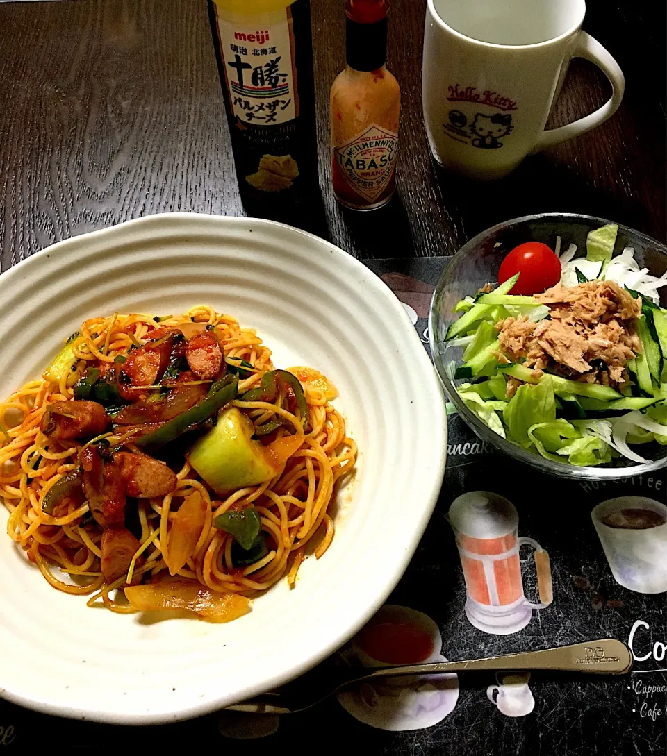 ウィンナーとチンゲン菜と豆苗とピーマンのトマトパスタ、生野菜サラダ(*^｡^*)|ライムさん