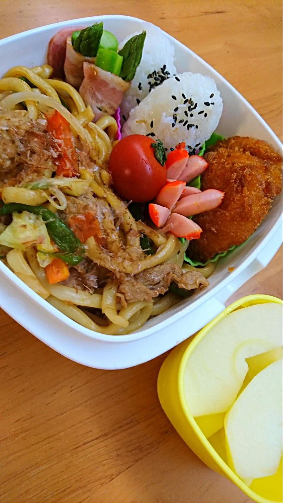 5月9日焼きうどん アスパラベーコン 海老カツ ごま塩おにぎり リンゴ|あけみさん