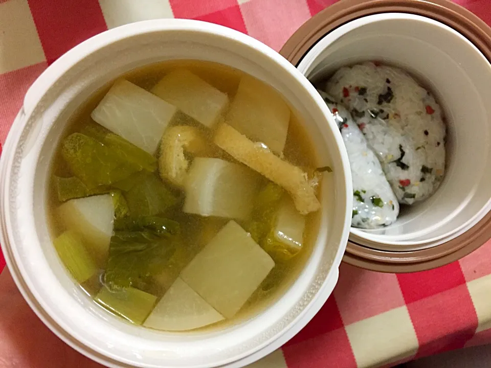 20180509姉弁当。大好きなカブの味噌汁とおにぎりは梅しそわかめに昆布、兄は体育祭前の朝練・放課後練のため特大おにぎり３つ、唐揚げ・明太子・昆布に、スニッカーズと蒟蒻畑。|hanakoさん