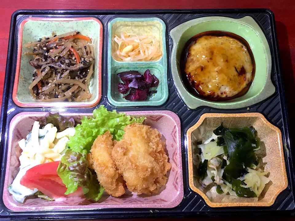 Snapdishの料理写真:手作り鶏つくねハンバーグ 日替わり弁当 豊川市豊橋市一部エリア宅配|Naokazu Kuritaさん