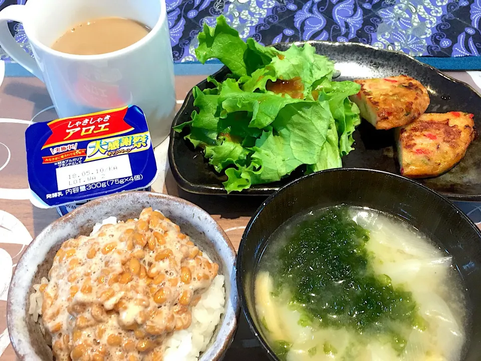 Snapdishの料理写真:朝ごはん
ネギと揚げとあおさの味噌汁、白米、納豆、五目はんぺん、サニーレタス、アロエヨーグルト、豆乳珈琲|かよちゃんさん