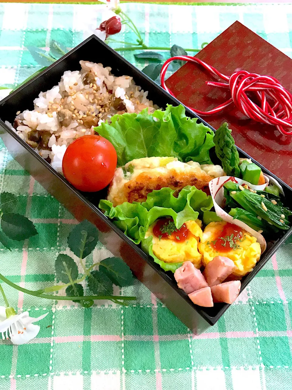 わたくし弁当🎶
豆ごはん
豆腐ハンバーグ
アスパラベーコン
卵焼きミニ
ウイン
小松菜胡麻和え

えんどう豆をたくさん貰ったので中身を取り出して白米に投入！やっぱりお弁当に入れる直前に混ぜるべきだった…色がきたないな…😓|BooBooさん