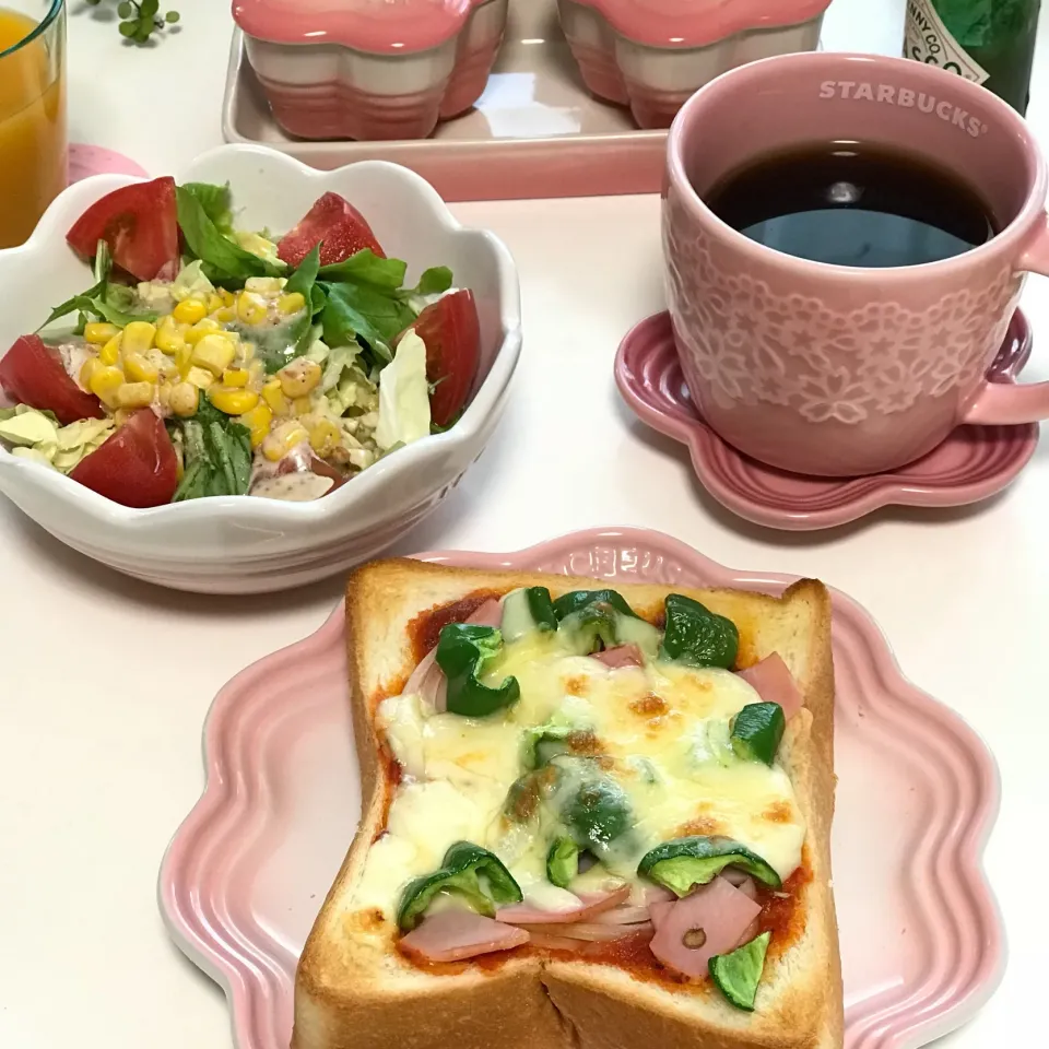 Snapdishの料理写真:#ピザトースト#朝食#サラダ#ルクルーゼ|☆ゆきるん☆さん