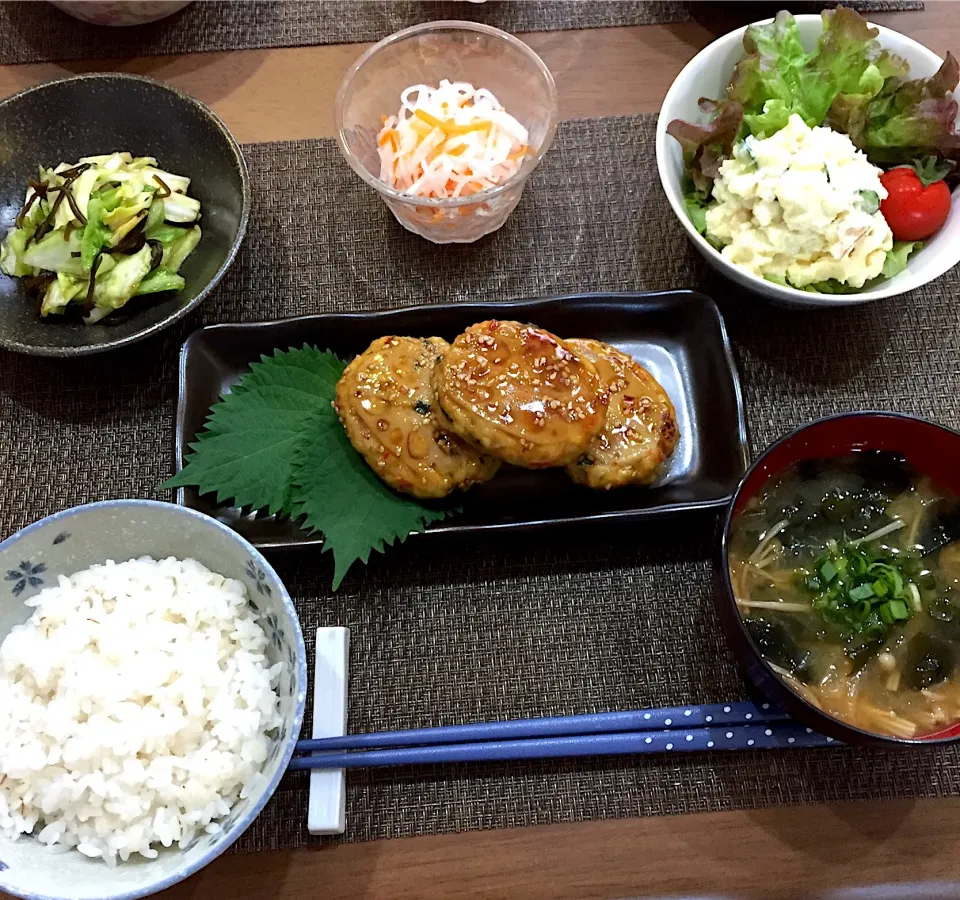 れんこんのはさみ焼き・ポテトサラダ・紅白なます・キャベツの塩昆布和え・味噌汁|ごまたまごさん