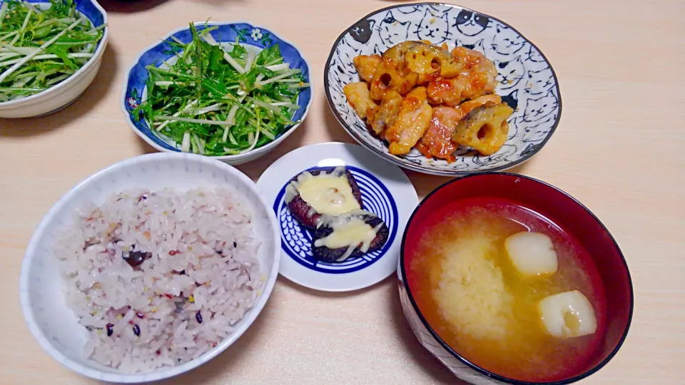 ４月１１日　鶏肉とれんこんの甘酢炒め　しいたけのチーズ焼き　水菜のサラダ　お味噌汁|いもこ。さん