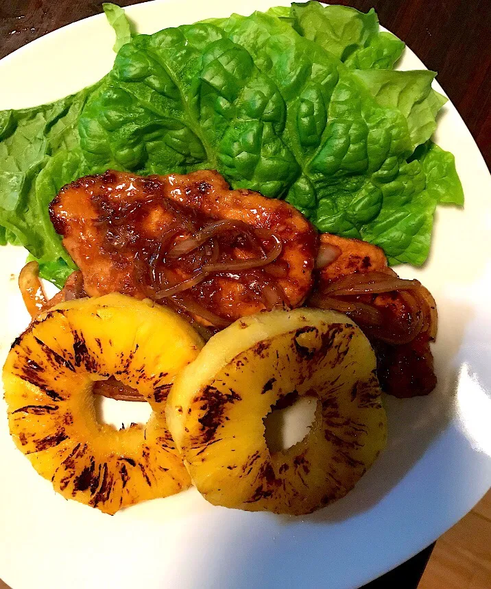 Pork and pineapple on lettuce bed|Nachaz Kitchenさん