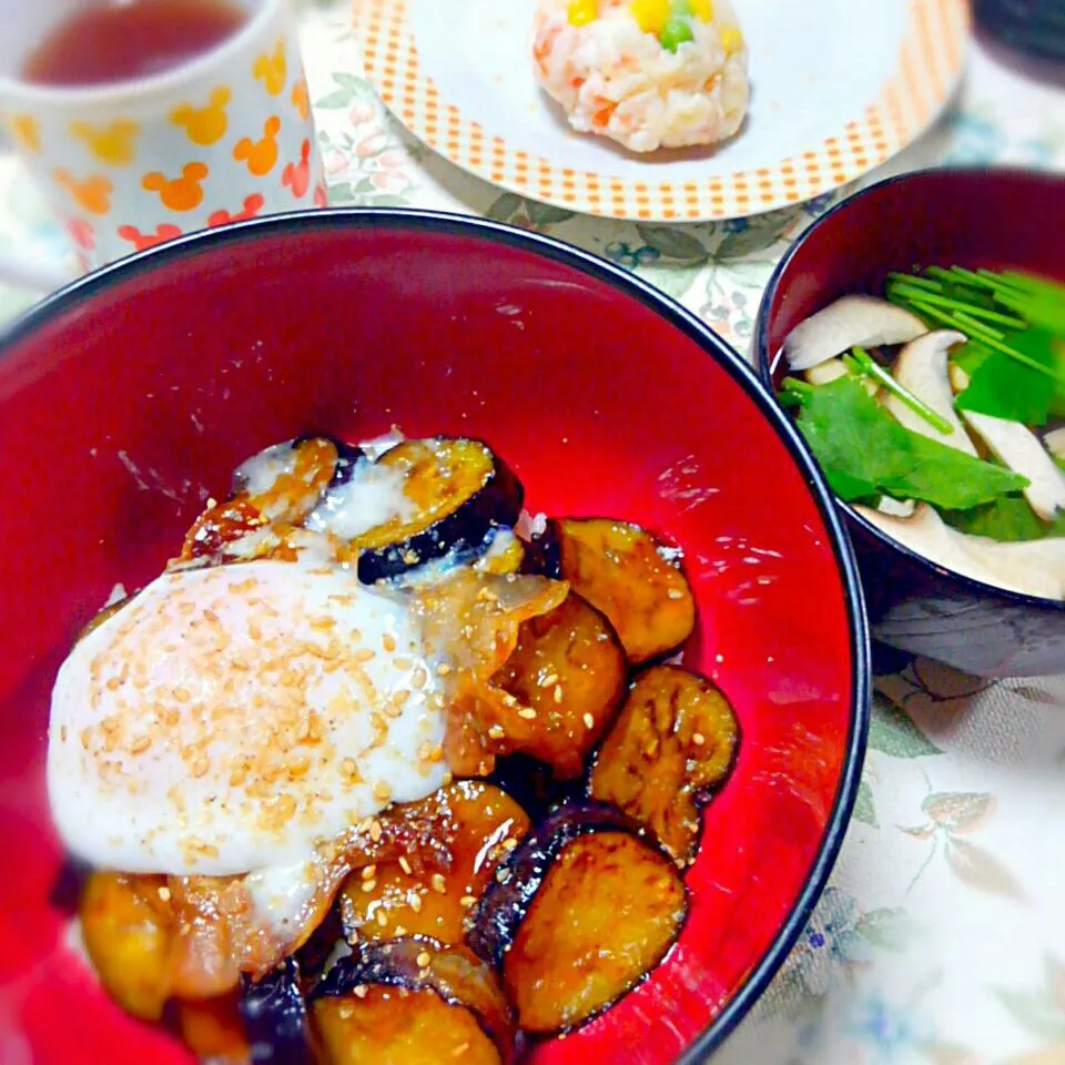 温玉乗せ☆豚バラと茄子の甘辛トロトロ丼＆海老とはんぺんの焼売風レンジ蒸し|うたかた。さん