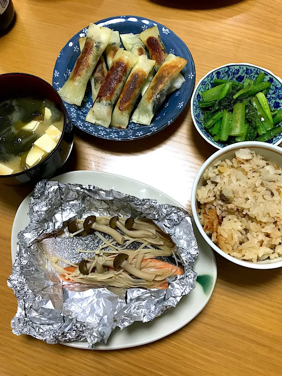 Snapdishの料理写真:鮭のホイル焼き&ゴボウの炊き込みご飯&餅と明太子の春巻き|sinさん