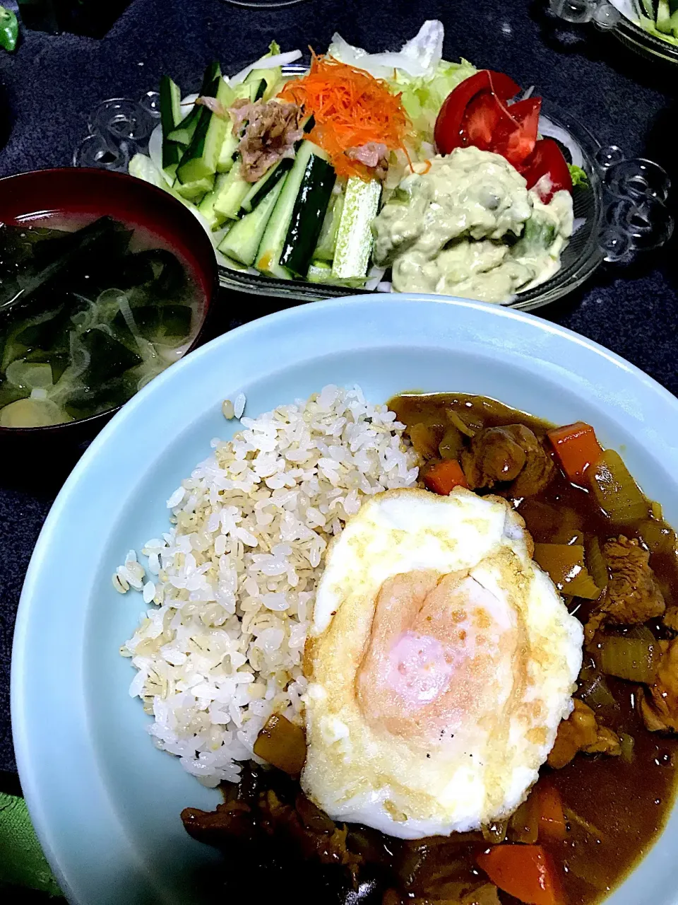 Snapdishの料理写真:もち麦飯ゴロゴロ肉カレーライス、アボカドシーチキンニセアカシア甘酢漬けのせサラダ、ワカメねぎ味噌汁|ms903さん