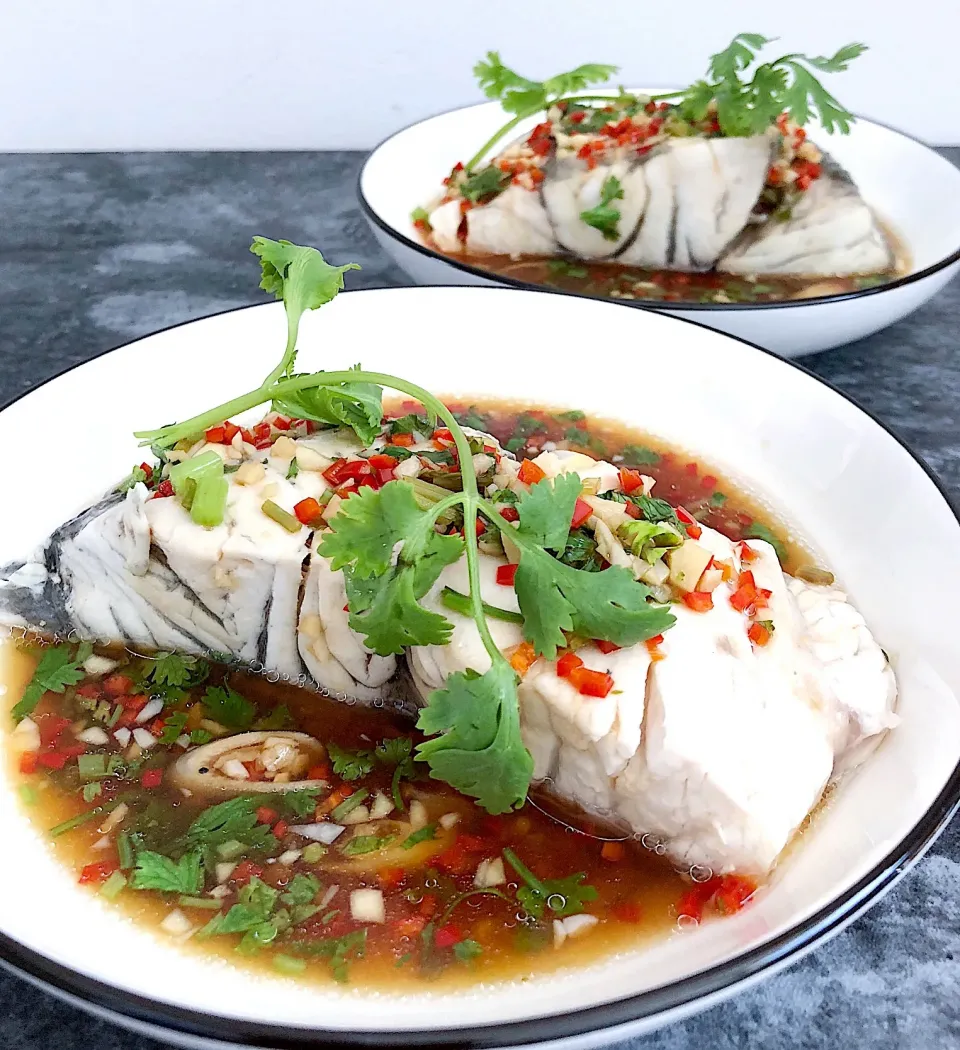 Thai style steam fish with garlic, lemongrass, chilli, cilantro and lime juice|12Dragonさん