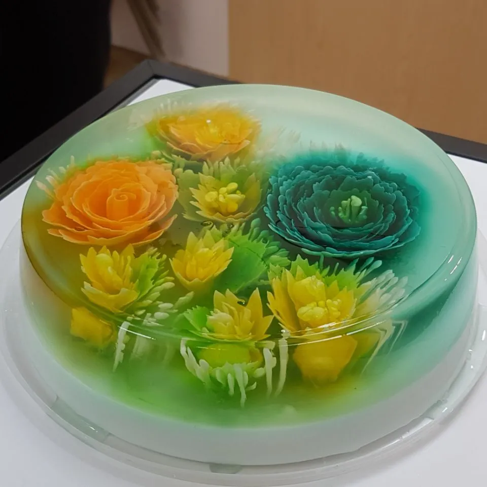 同僚のお母さまが作ったこんにゃくゼリーケーキです。中の花もこんにゃくゼリーで作りましまたよ。すごい！切って食べるのはちょっと残念だと思います。すごくきれいですから。|まるまるさん