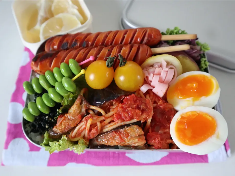 中学生男子弁当🍱
なすとツナのトマトソースパスタ弁当🍝
ごはんも大盛り入りやから炭水化物だらけです（笑）|なかじー。さん