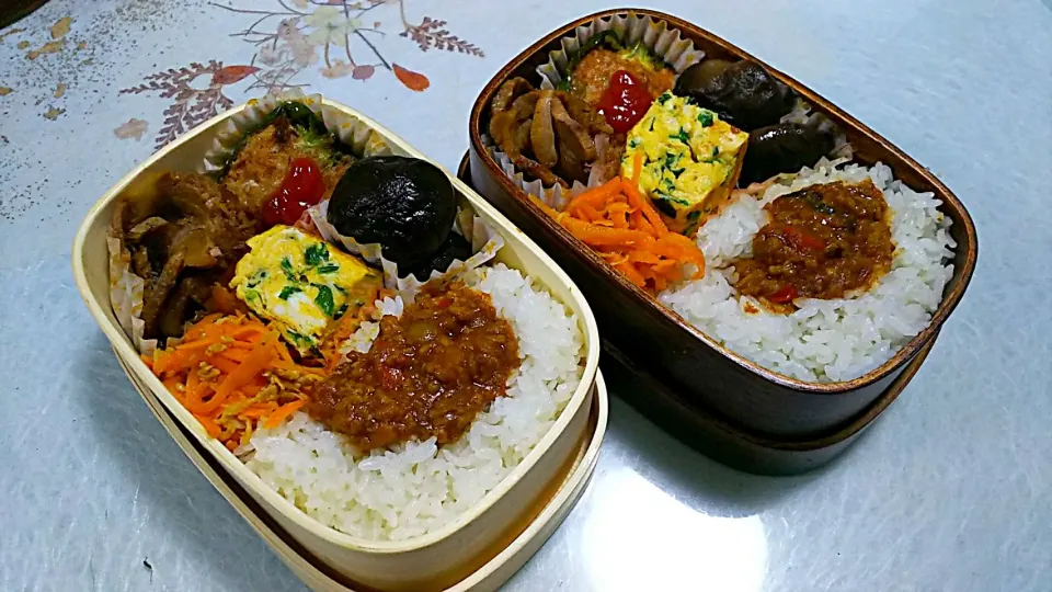 Snapdishの料理写真:今日のお弁当

ちょこっとキーマカレー
焼きチャーシュー
人参しりしり
韮入り卵焼き
ピーマンの肉詰め
椎茸煮

タッパー弁当は
夜勤明けの
スタッフさんのお弁当

今日のマイ弁当箱は
お嫁さんからの
母の日プレゼント🎁
有難う😆💕✨

#曲げわっぱ弁当
#今日お弁当
#お弁当記録
#お腹ペコリン部|ボスママさん