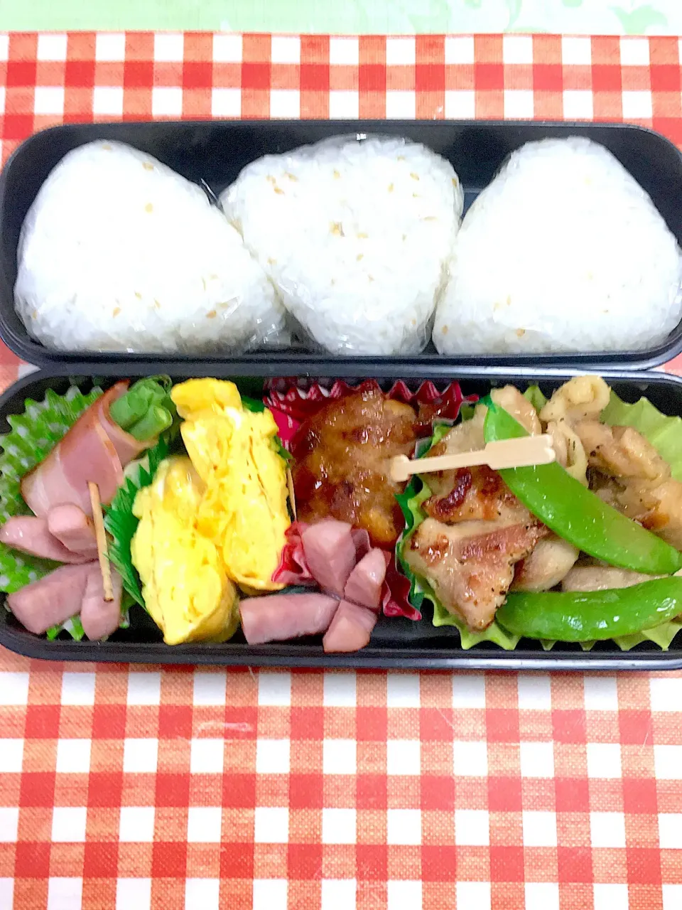 Snapdishの料理写真:息子のお弁当 鳥モモのガーリック塩マヨ焼き スナップえんどうのバター焼き 厚揚げの豚肉巻き チーズイン卵焼き インゲンのベーコン巻き お花ウィンナー おにぎり|keitakumamaさん